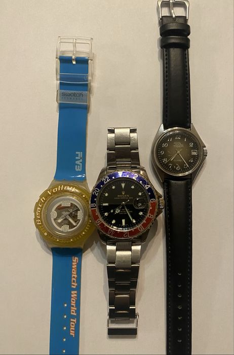 Três  relógios de pulso.