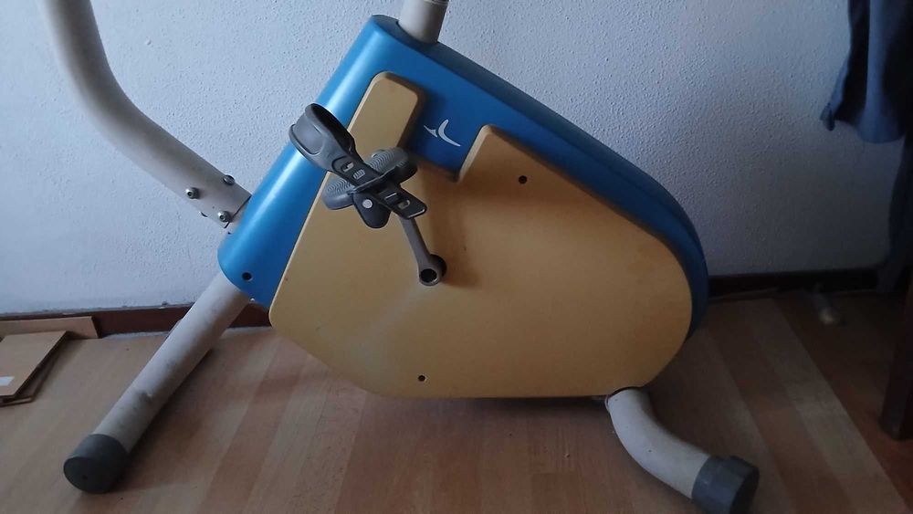 Bicicleta estática Domyos, antiga (a precisar de reparação)