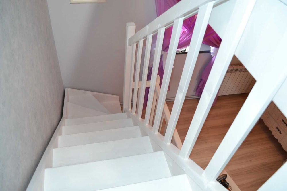 Schody samonośne z drewna klejonego świerk/sosna na wymiar