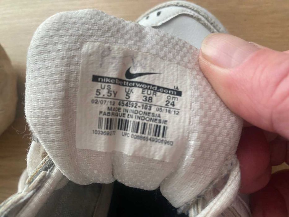 Кроссовки детские белые  NIKE. MADE IN INDONESIA.