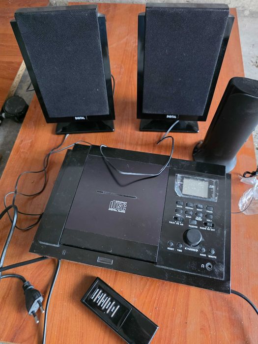 Pequena aparelhagem radio cd com comando