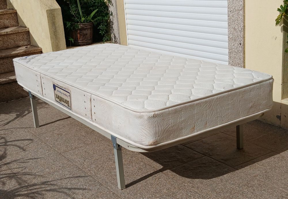Vendo CAMA de SOLTEIRO/ESTRADO com pés e colchão como novo. Possibilidade de entrega