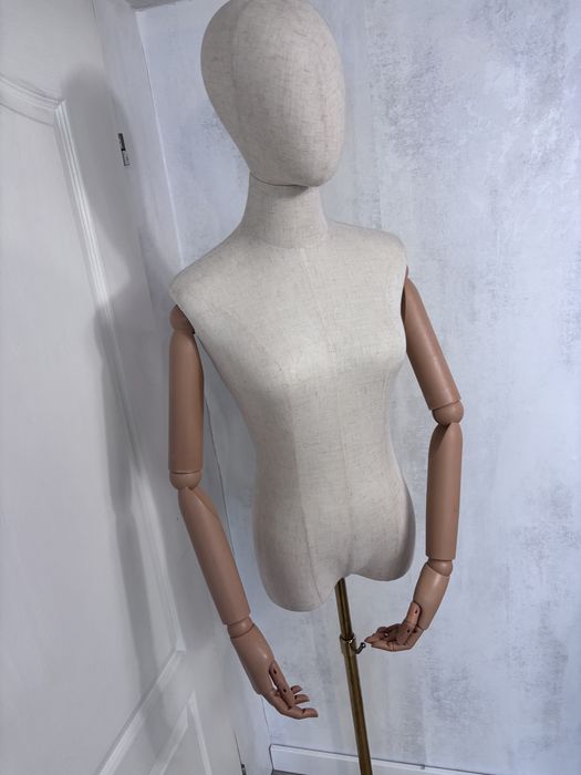 Piękny manekin na Złotej podstawie