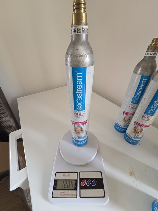 Butle do SodaStream pełne i puste.