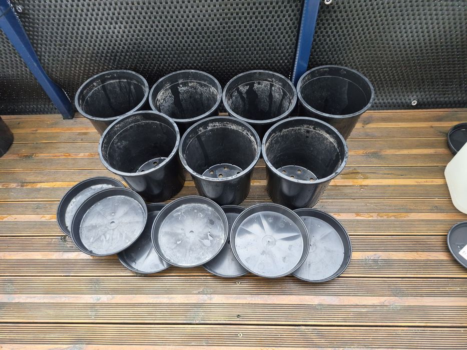 Doniczki 15l oraz podstawki sztuk 7