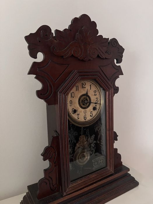 Relógio antigo de pé