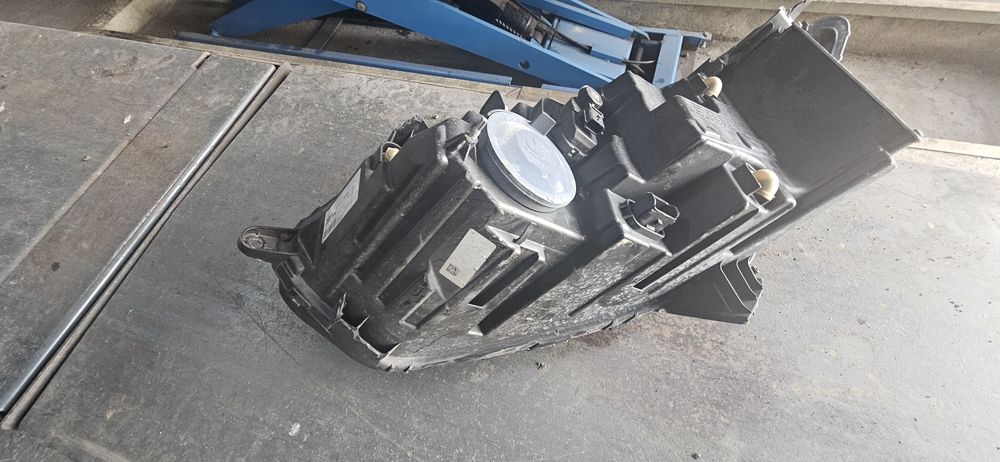 Farol dacia jogger