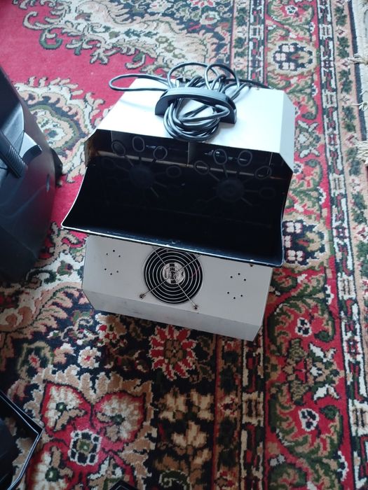 Музична колонка та музичне обладнання