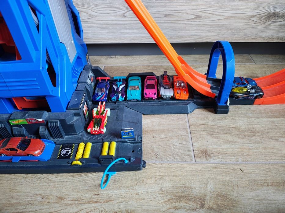 Zestaw garaż i skocznia Hot Wheels, autka