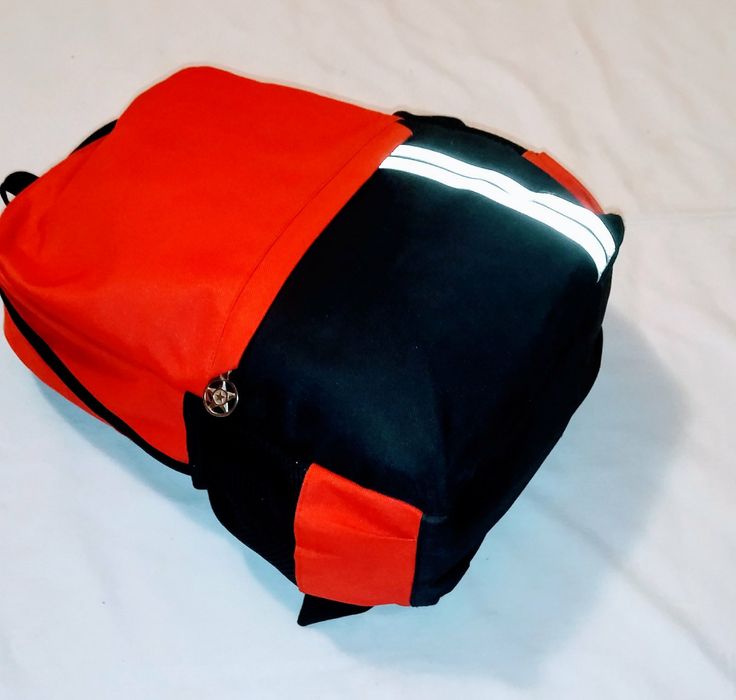 Рюкзак . Цвет красный с черным .Размер 40 ×28 × 13 см.