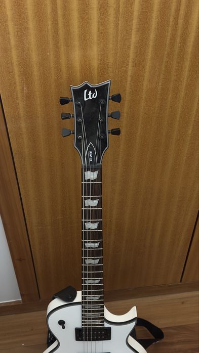 Kit guitarra elétrica ESP LTD EC-256 + Joyo Zombie II + caixa Joyo + acessórios