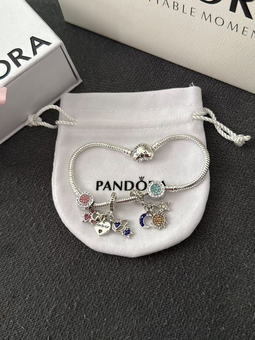 Pulseiras Pandorq varios berloques.