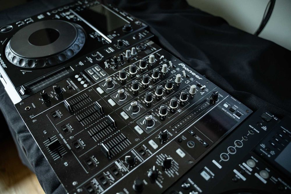 2x Pioneer CDJ-900 Nexus + DJM-850