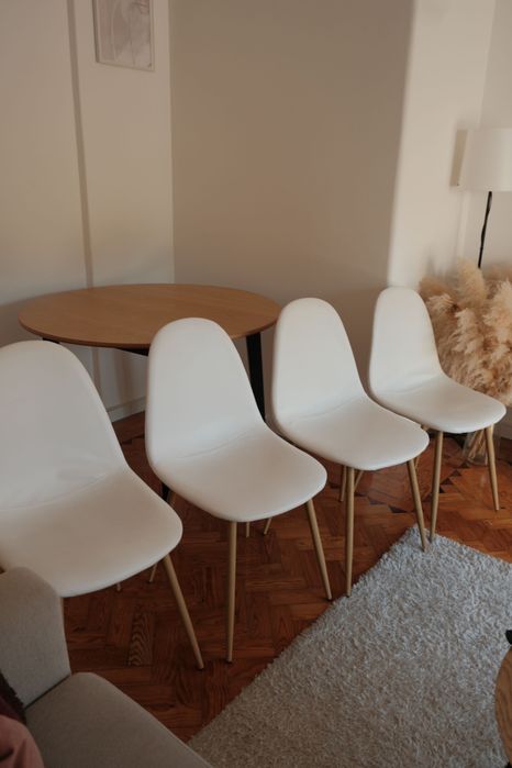 Mesa redonda JYSK com 4 cadeiras – conjunto completo