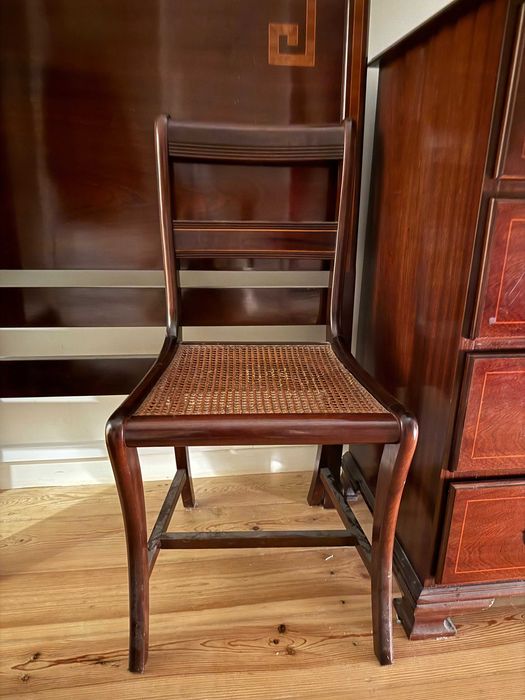 Mobília estilo inglês: cómoda, cama, mesa de cabeceira e cadeira