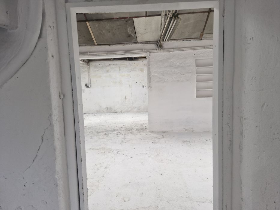 Armazém com 250 m2  à Avenida da Boavista.