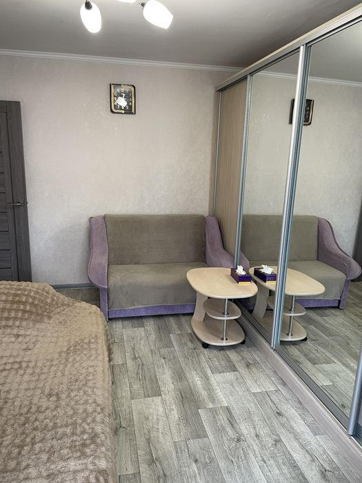 Подобова квартира на площі 700-річчя. ТВ Смарт