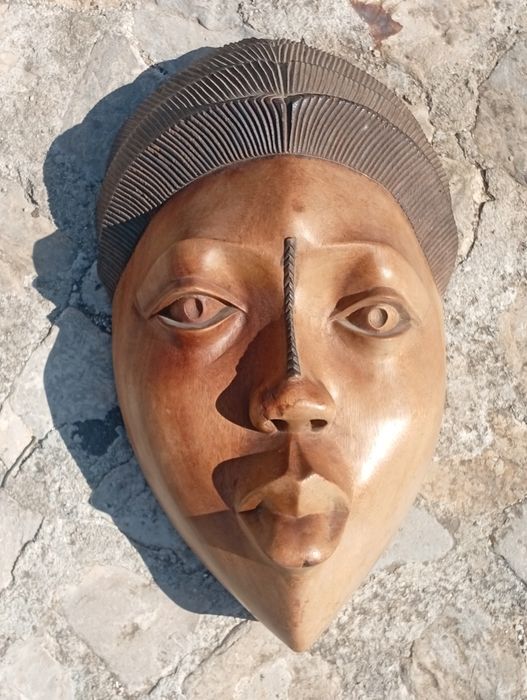 Máscaras africanas de parede em madeira