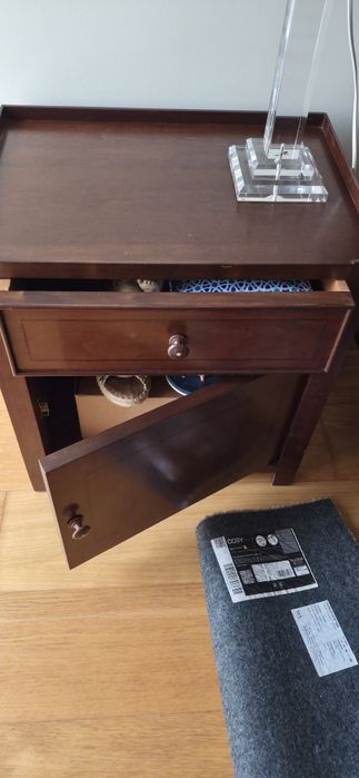 Mesa de cabeceira de quarto estilo Dona Maria