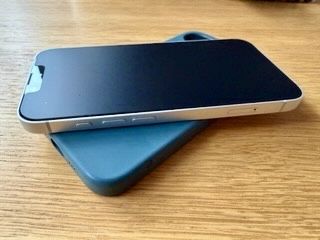 I phone  16 E  bialy