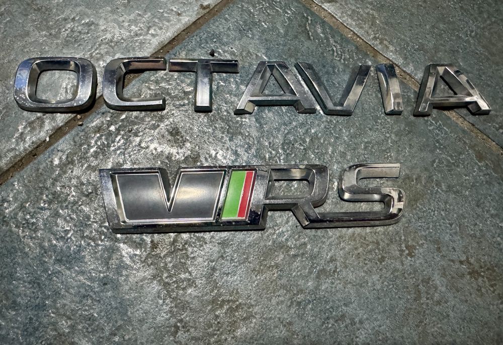 Skoda octavia vrs rs znaczek znaczki emblemat tyl klapa