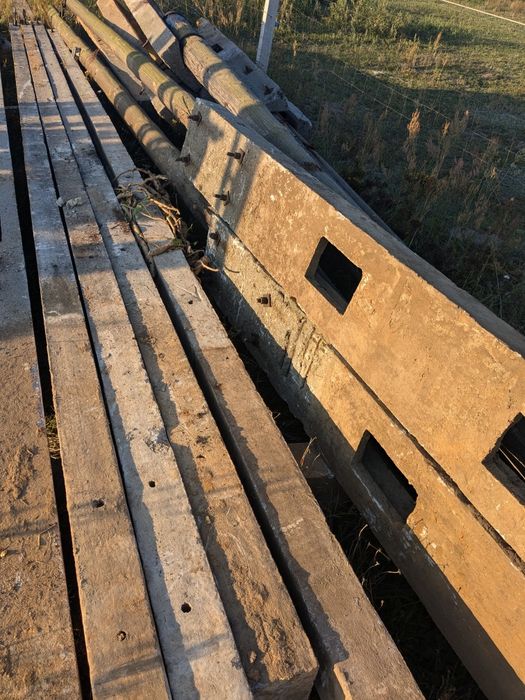 Slupy drewniane betonowe