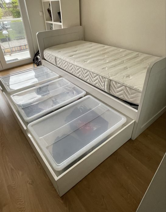 Cama branca de solteiro em madeira maciça com estrado e colchão