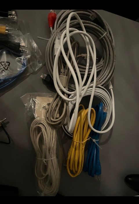 Karton różnych kabli - zasilające, usb, telefoniczne, interntowe