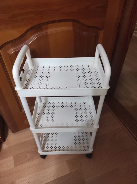 Новая удобная и вместительная полочка ( три яруса) на колесиках