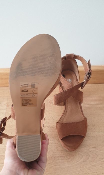 Sandálias camel H&M