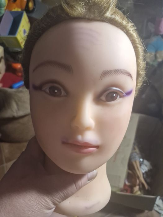 Маникени ,голови для шапок,окуляр,зачісок.