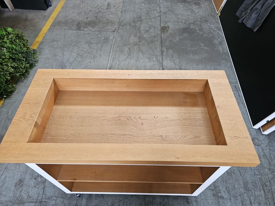 Móvel de bar, com rodas. Madeira maciça e ótimo estado.