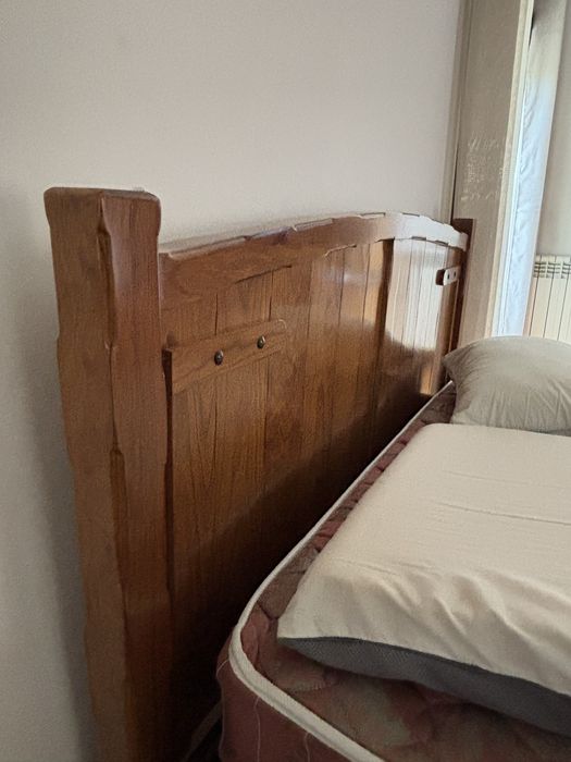 Pinho maciço tratado cama 140/150 com colchao e mesinhas de cabeceira
