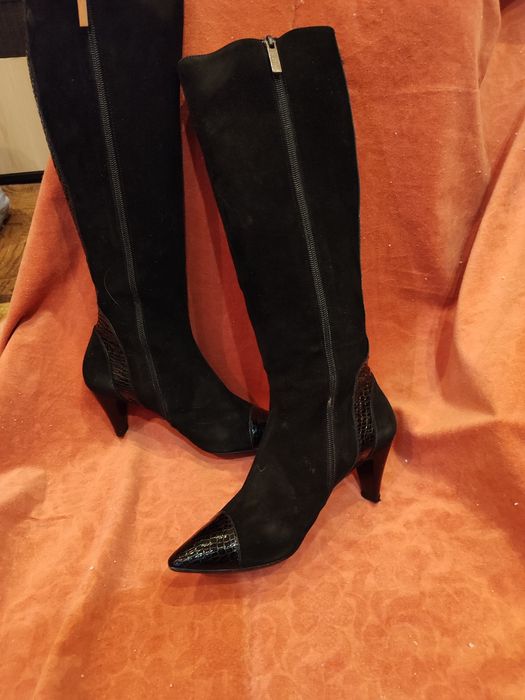 Продам замшевые сапоги.