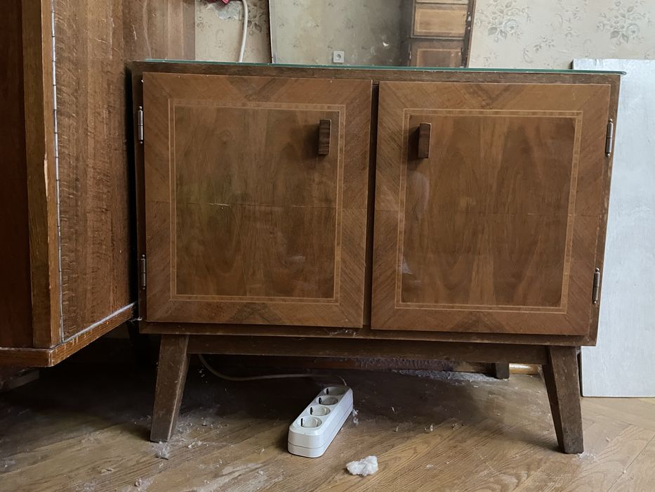 Радянські меблі (серванти, шафи, полиці, письмовий стіл, комод)