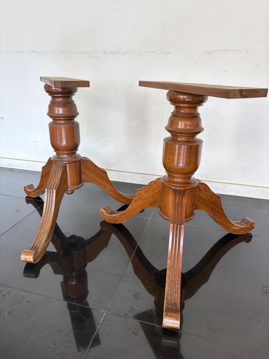 8 cadeiras e dois pés de mesa