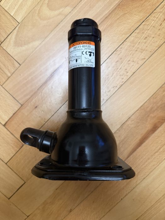 Домкрат, набор ключей