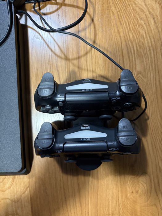 ps4 slim 1tb + 2 controllers