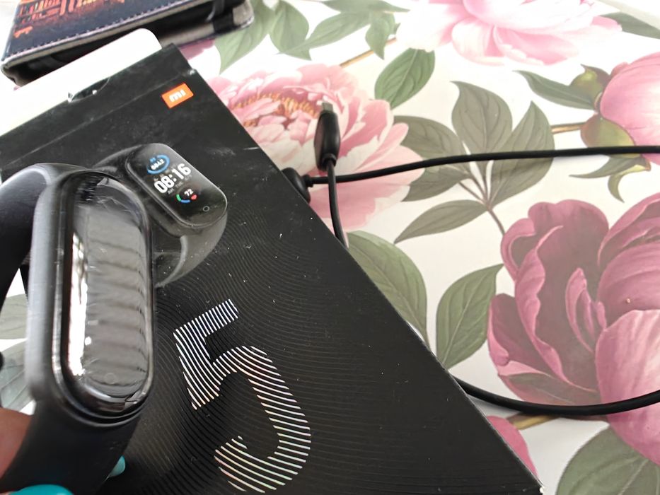 Xiaomi Mi Band 5 – zestaw z pudełkiem i ładowarką (uszkodzona opaska)