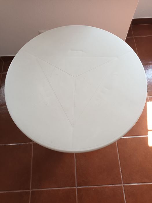 Mesa branca de plástico e cadeira verde  de plástico