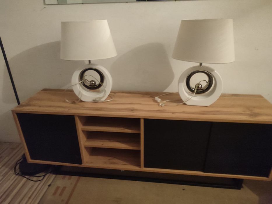 Dwie szafki z lampkami