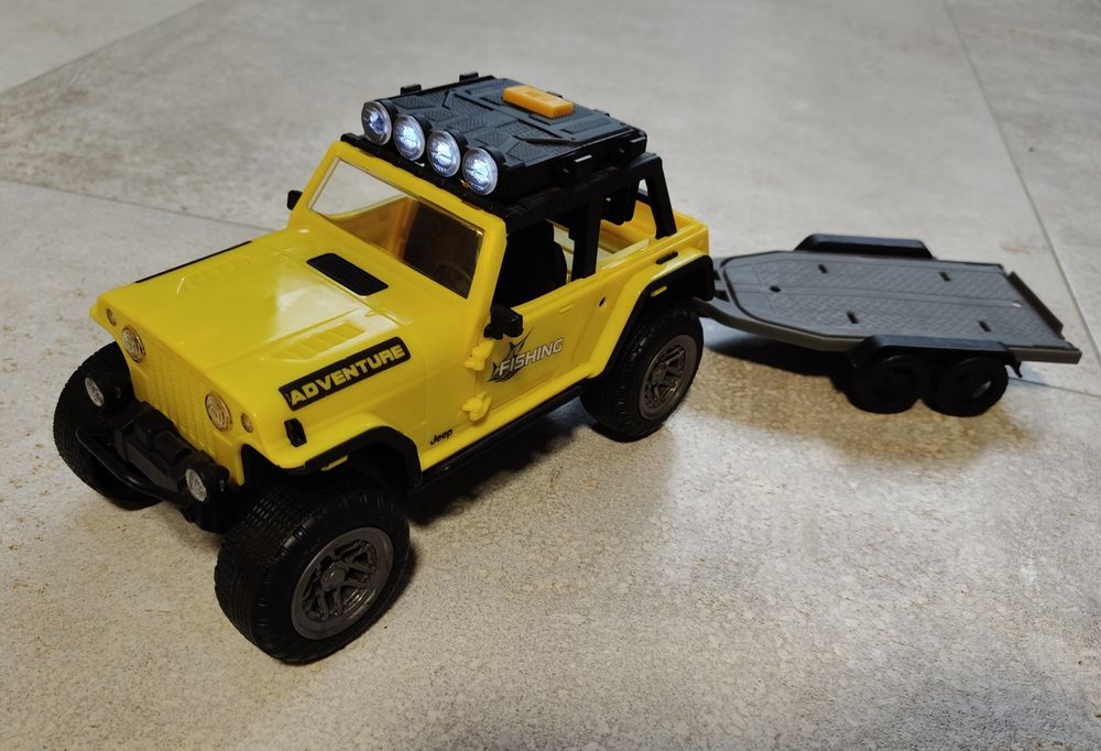 Jeep z przyczepą i łodzią