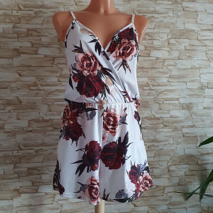 Biały kwiecisty krótki kombinezon letni z dekoltem na gumkę w kwiaty M