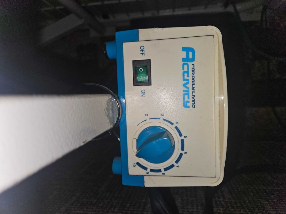 Łóżko rehabilitacyjne z materacem rurowym sterowane pilotem