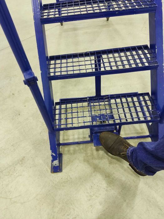 Escada de plataforma móvel em ferro – seminova