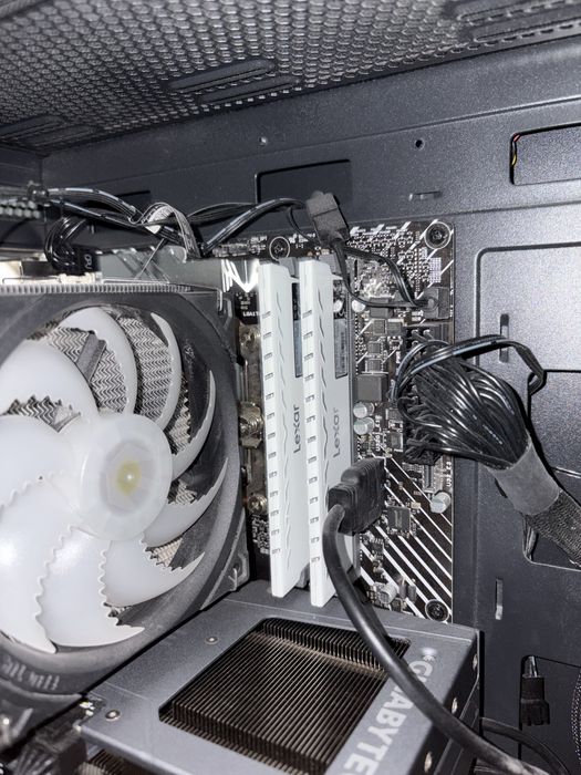 Komputer Gamingowy RTX 4070 / i5-13400F / 32GB / 1TB + 2 Monitory MSI 180Hz