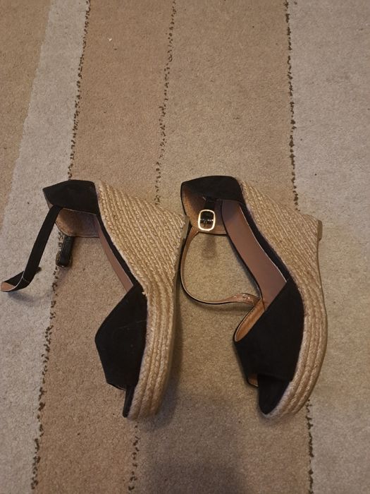 Espadryle na koturnie.