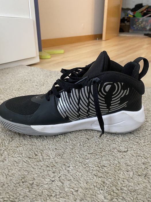 Sapatilhas Nike Team Hustle NOVAS.