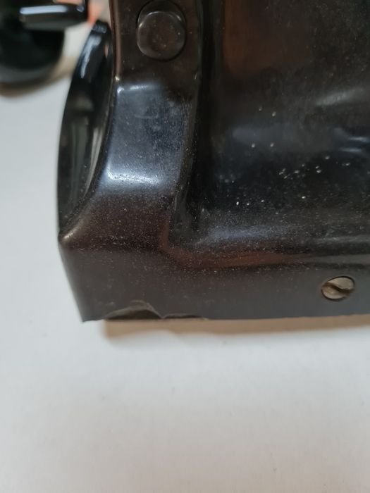 Telefone antigo, de manivela,  para pendurar na parede.