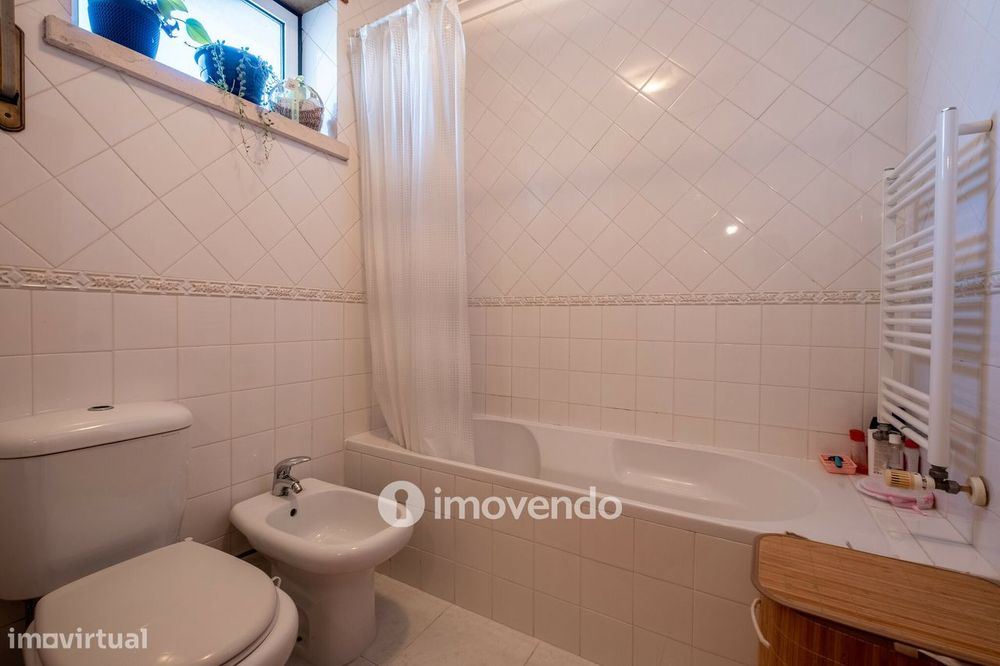 Moradia T3 mobilada e equipada, com garagem e jardim, na Mealhada